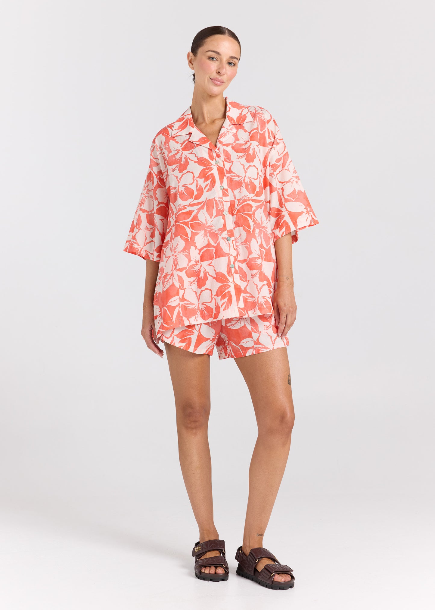 Java Slit Short - Hibiscus