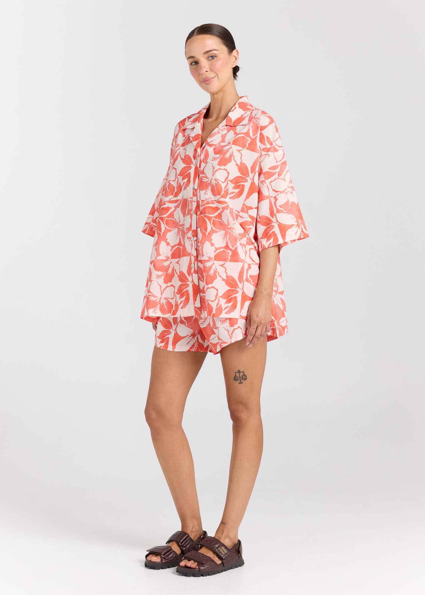 Java Slit Short - Hibiscus